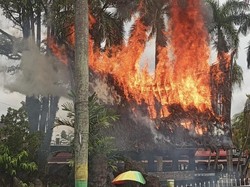 Rumah Adat di Monumen Sisingamangaraja XII Medan Hangus Terbakar