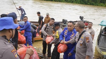Misi Kemanusiaan Eskpedisi JALUR Polda Riau Tembus Pelosok Bagikan Bansos