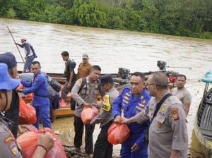 Misi Kemanusiaan Eskpedisi JALUR Polda Riau Tembus Pelosok Bagikan Bansos