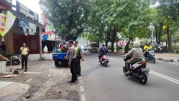 BMW Listrik di Jakbar Sempat Dikejar-kejar Warga usai Tabrak Motor