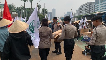 Polisi Bagikan Snack ke Petani Bercaping yang Aksi di DPR