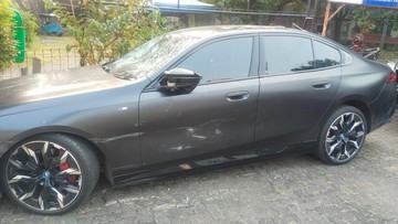 Potret BMW Listrik yang Dirusak Warga Usai Tabrak Motor di Jakbar