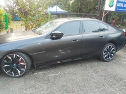 Potret BMW Listrik yang Dirusak Warga Usai Tabrak Motor di Jakbar