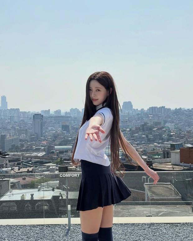 Yuna ITZY memerankan Kim Ri Ji, seorang siswi pindahan yang merupakan atlet lari dalam drama 'Don't Climb the Wall'.