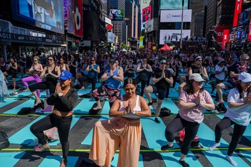 Ribuan Orang Yoga di Tengah Hiruk Pikuk Times Square