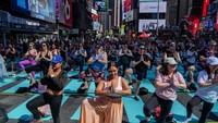 Ribuan Orang Yoga di Tengah Hiruk Pikuk Times Square
