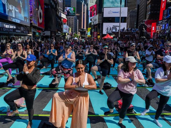 Ribuan Orang Yoga di Tengah Hiruk Pikuk Times Square