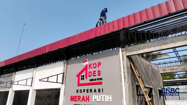 Salah satu program prioritas pemerintahan Prabowo-Gibran adalah Koperasi Desa/Kelurahan Merah Putih (KDMP) terus dipercepat pengerjaan fisiknya. Di salah satu desa terpencil di Jawa Barat Selatan, Desa Padasuka, Kecamatan Cibinong, progres bentuk sudah tahap finisihing. (CNBC Indonesia/Suhendra)