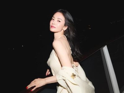 Gaya Song Hye Kyo Pakai Gaun Satin Backless, Hadiri Gala Dinner Guerlain