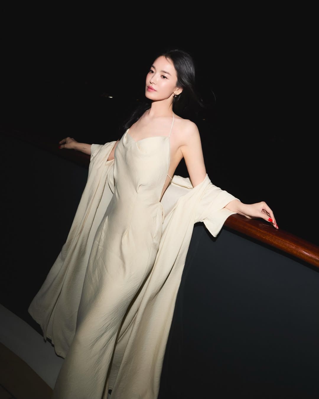 Penampilan Song Hye Kyo menghadiri acara gala dinner Guerlain.