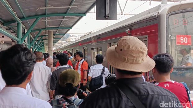 Stasiun KRL JIS mulai beraksi hari ini, Senin (22/6/2026), stasiun ini bakal menghubungkan Stadion Jakarta International Stadium (JIS) dengan jasa KRL Commuter Line.