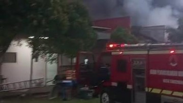 Sudah 9 Jam Kebakaran Pabrik Sandal di Tangerang Belum Padam, Damkar Berjibaku