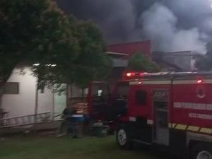 Sudah 9 Jam Kebakaran Pabrik Sandal di Tangerang Belum Padam, Damkar Berjibaku