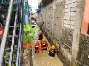 Bocah 2 Tahun Hanyut usai Jatuh ke Gorong-gorong Saat Main Hujan di Batam
