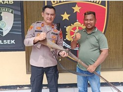 Warga Ogan Ilir Serahkan Senpira Laras Panjang Sukarela ke Polisi