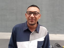 Momen Haru Alfatih Anak Mpok Alpa Bawa Rapor ke Makam: Biar Mami Senang!