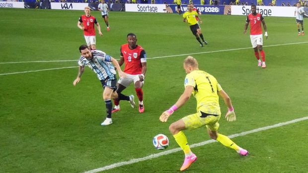 Soccer Football - FIFA World Cup 2026 - Group J - Argentina v Austria - Dallas Stadium, Arlington, Texas, U.S. - June 22, 2026 Argentina's Lionel Messi in action with Austria's David Alaba and Alexander Schlager REUTERS/Hannah Mckay