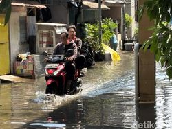 5 Jam Hujan Reda, Banjir di Nginden Surabaya Masih Sebetis Orang Dewasa