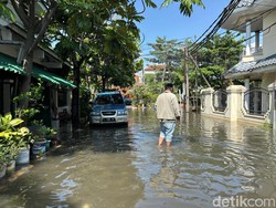 16 Titik Surabaya Masih Banjir hingga Siang Ini