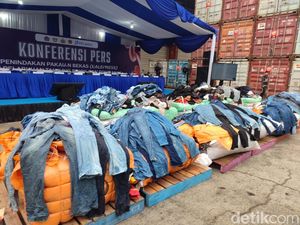 2 Gudang Baju Bekas Ilegal di Kalbar Digeledah, Pemilik Kapal Diincar