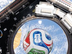 Video: Aksi Astronaut NASA Uji Bola Piala Dunia di Luar Angkasa