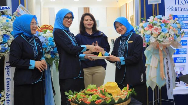 Proses pemotongan tumpeng oleh staff I Love Emas. Foto Dok: I Love Emas
