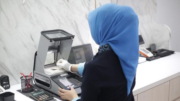 Pengecekan menggunakan Teknologi Canggih. . Foto Dok: I Love Emas