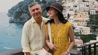 Keromantisan Gading Marten-Medina Dina di Italia, OOTD Kompak Kuning Putih