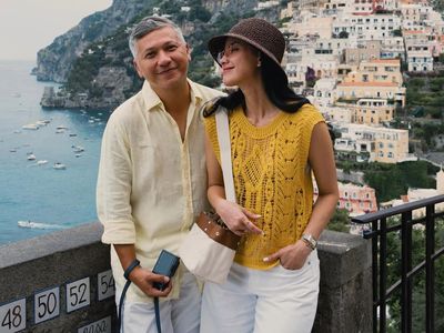 Keromantisan Gading Marten-Medina Dina di Italia, OOTD Kompak Kuning Putih