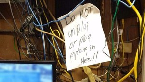 Tim IT Menangis! Foto-foto Instalasi Kabel Ini Bikin Geleng Kepala