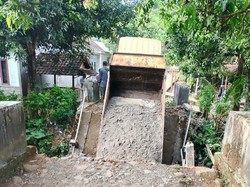 Jembatan Satu-satunya Ambruk, Akses ke Desa di Pandeglang Terputus