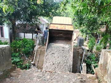 Jembatan Satu-satunya Ambruk, Akses ke Desa di Pandeglang Terputus