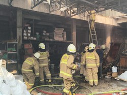 Kebakaran Toko Material di Karet Kuningan Jaksel Padam, Kerugian Rp 1,2 M