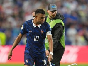 Alasan Mbappe Kesal sampai Perintahkan Petugas Keringkan Lapangan
