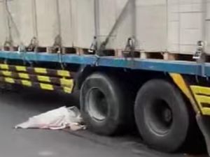 Lansia Naik Sepeda Angin Tewas Terlindas Truk di JLS Kota Pasuruan