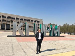 Anak Buruh Angkut Alumni SMAU CT ARSA Ini Kejar Gelar Doktor di Kampus Saudi