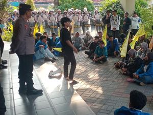 Mahasiswa Demo DPRD Lamongan, Soroti Hal Ini