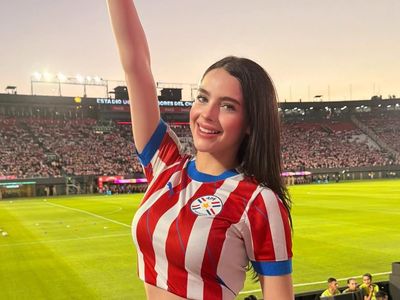 Foto Suporter Paraguay Dijuluki Pengantin Piala Dunia, Kecantikannya Dikira AI