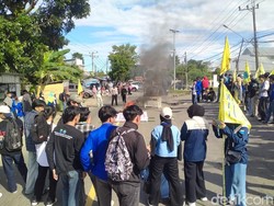 Mahasiswa Demo Tutup Jalan Depan DPRD Palopo, Lalin Macet 2 Km