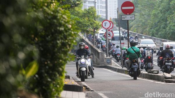 Pemotor Lawan Arah di Patal Senayan Bikin Resah