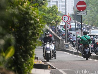 Pemotor Lawan Arah di Patal Senayan Bikin Resah