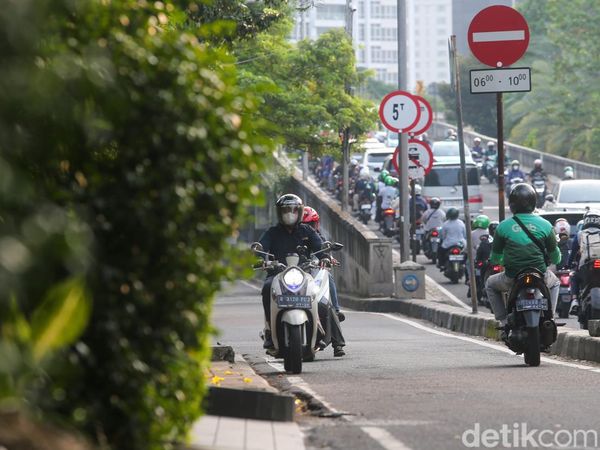 Pemotor Lawan Arah di Patal Senayan Bikin Resah