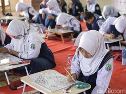 Belajar Lukis Kaca, Pelajar Cirebon Mengaku Tertantang Teknik Terbalik