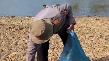 Gerakan ASRI Polda Riau Bersih-bersih Sungai Subayang Sambut Hari Bhayangkara