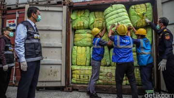 Ribuan Bal Pakaian Bekas Impor Ilegal Disita dari Jakarta dan Kalbar