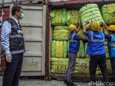 Ribuan Bal Pakaian Bekas Impor Ilegal Disita dari Jakarta dan Kalbar