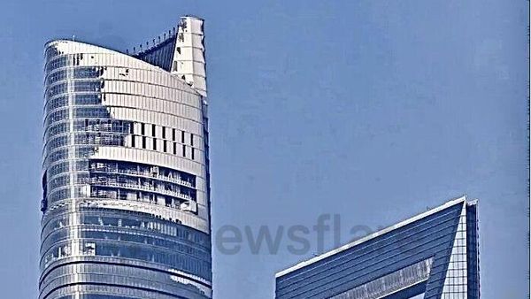 Foto: Saat Gedung Tertinggi di China Sempat Membeku Seperti Es Batu!