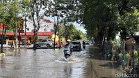 Surabaya Dilanda Banjir Hingga Siang