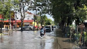 Surabaya Dilanda Banjir Hingga Siang