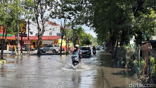 Surabaya Dilanda Banjir Hingga Siang